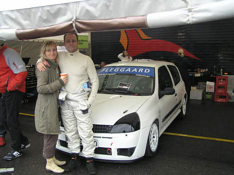 Isabel og Claus Christensen foran den ny indkøbte Clio Cup racer.